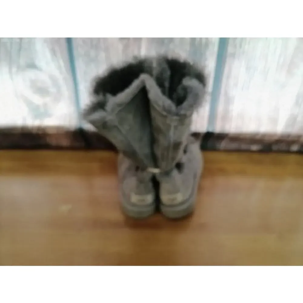 UGG Bailey Button II Kids Gray Mid-Calf Winter Snow Boots Triple‎ Button 3Y